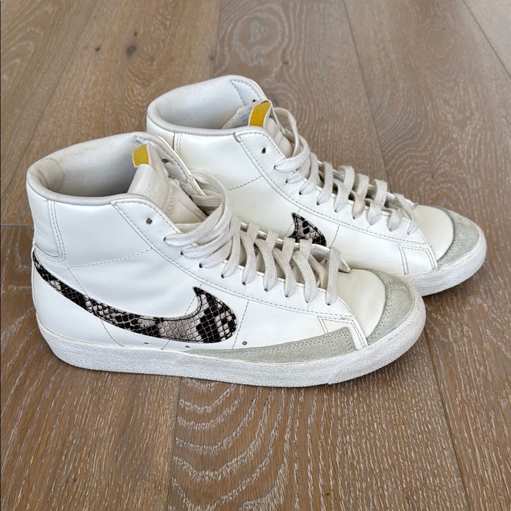Nike Women’s Blazer Mid '77 SE in Snakeskin - Picture 3 of 6